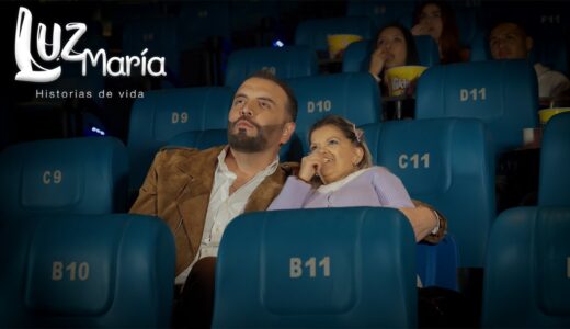 LLevó a sus dos novias al cine descaradamente